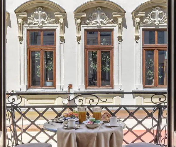 Värdshus Holt Old Town Luxury With Balcony Bukarest