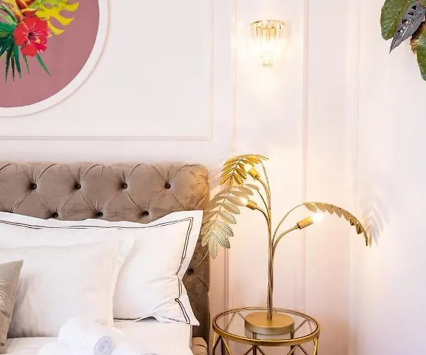 Värdshus Holt Old Town Luxury With Balcony Bukarest