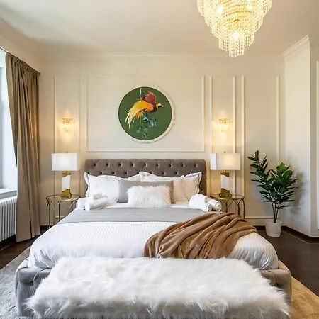 Holt Old Town Luxury With Balcony Fogadó Bukarest