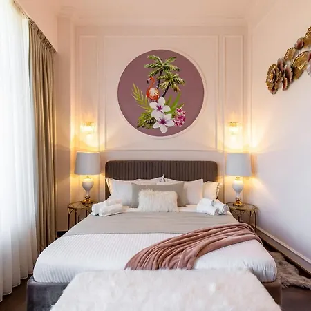 אורחן Holt Old Town Luxury With Balcony *