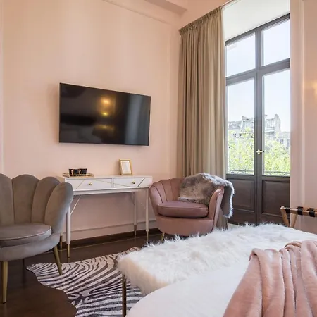 Värdshus Holt Old Town Luxury With Balcony Bukarest