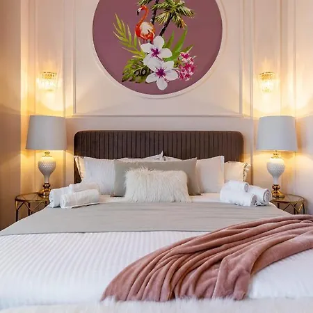 Holt Old Town Luxury With Balcony אורחן
