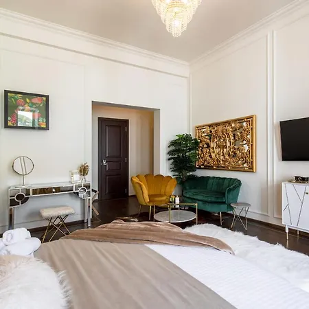 Holt Old Town Luxury With Balcony Zajazd Bukareszt