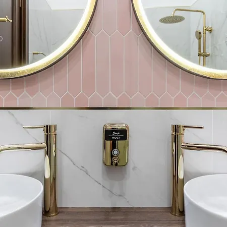 Holt Old Town Luxury With Balcony *