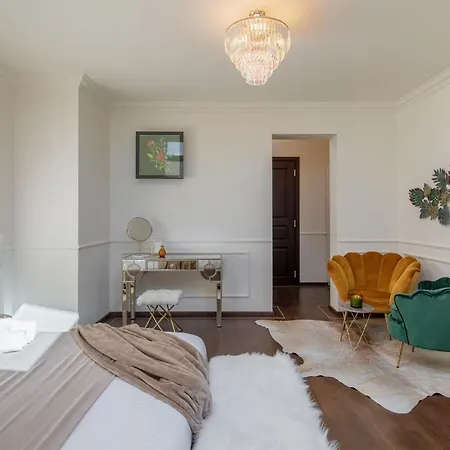 Holt Old Town Luxury With Balcony אורחן *