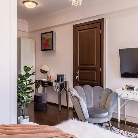 Holt Old Town Luxury With Balcony Han/Misafirhane Bükreş