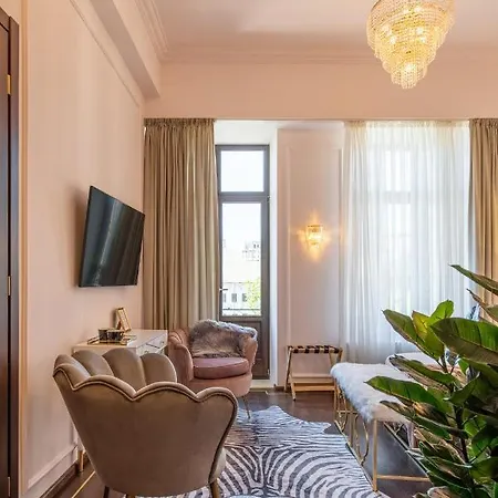 אורחן Holt Old Town Luxury With Balcony