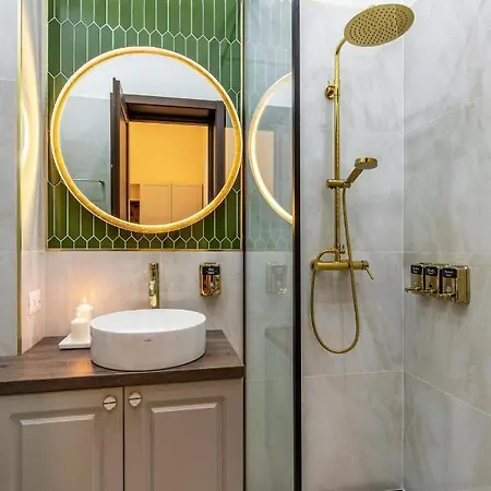 Holt Old Town Luxury With Balcony אורחן