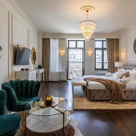 אורחן Holt Old Town Luxury With Balcony בוקרשט