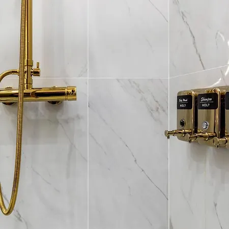 Holt Old Town Luxury With Balcony Inn