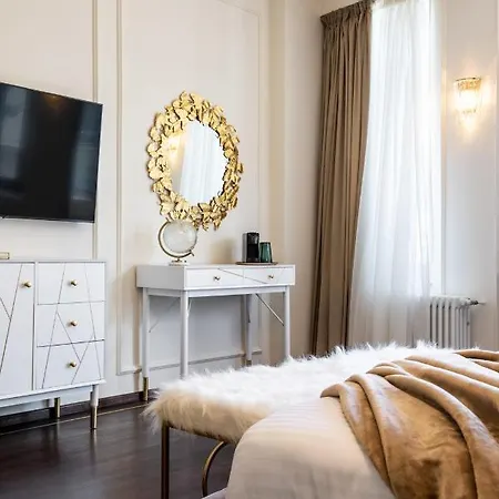 Holt Old Town Luxury With Balcony Inn *