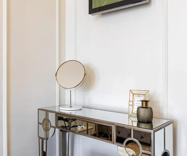 Holt Old Town Luxury With Balcony