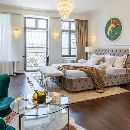 Holt Old Town Luxury With Balcony 여관 부쿠레슈티