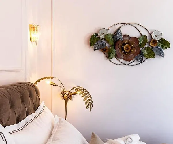 Мініготель Holt Old Town Luxury With Balcony Бухарест