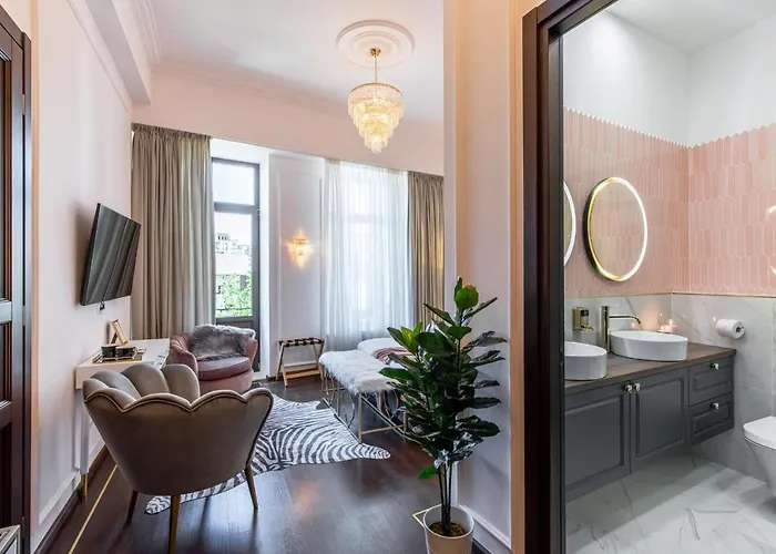 Мініготель Holt Old Town Luxury With Balcony Бухарест